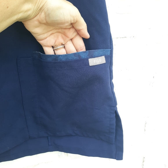 Figs Scrub Top Navy Womens size XSmall - Picture 3 of 6